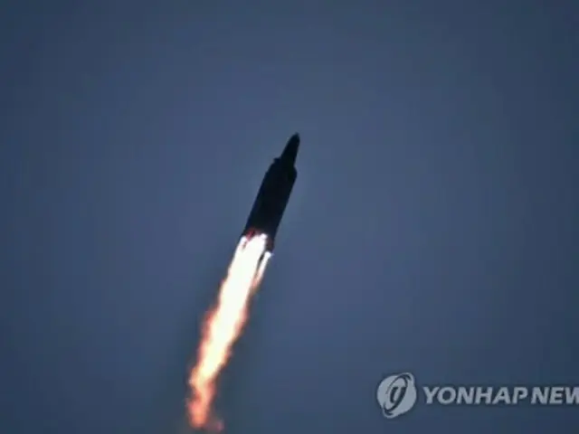 北朝鮮の朝鮮中央テレビは12日、「極超音速ミサイル」が飛行する様子を伝えた（同テレビから）＝（聯合ニュース）≪転載・転用禁止≫