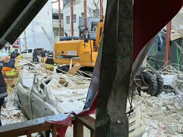 事故現場近くの道路周辺に駐車されていた車両は無惨な状態に。（画像提供:wowkorea）