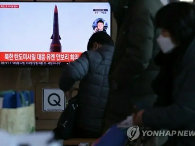 ソウル駅で北朝鮮の弾道ミサイル発射に関するニュースを見る市民（資料写真）＝（聯合ニュース）