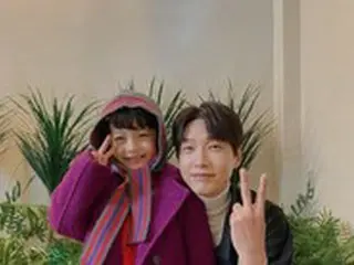 俳優チ・ヒョヌ、“息子役”ソ・ウジンを抱っこし仲良くVサインのツーショット…ドラマ「紳士とお嬢さん」で共演中