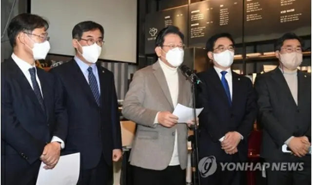 仁川市を訪問した李氏（中央、国会写真記者団）＝１４日、仁川（聯合ニュース）