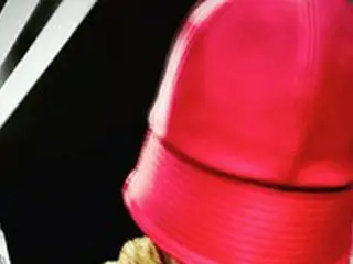 G-DRAGON（BIGBANG）、真っ赤な帽子を深くかぶっているが誰が見てもGD