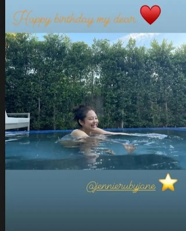 JENNIE（BLACKPINK）、26歳の誕生日にプールを貸し切り…「女優チョン・ホヨンとグローバル親友認証」（画像提供:wowkorea）