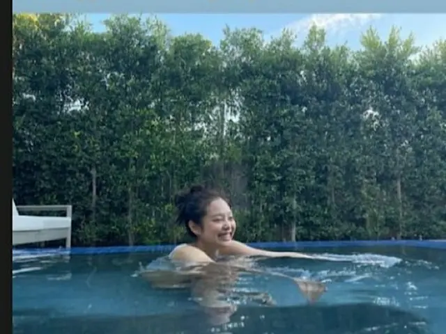 JENNIE（BLACKPINK）、26歳の誕生日にプールを貸し切り…「女優チョン・ホヨンとグローバル親友認証」（画像提供:wowkorea）