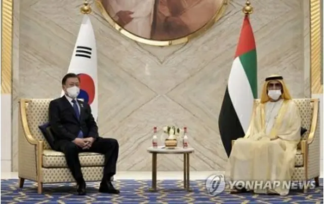 会談する文大統領（左）とムハンマド首長＝16日、ドバイ（聯合ニュース）