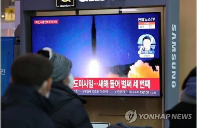 １４日、ソウル駅で北朝鮮のミサイルに関するニュースを見る市民＝（聯合ニュース）