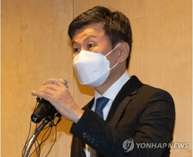 会見に臨む鄭氏（共同取材団）＝17日、ソウル（聯合ニュース）