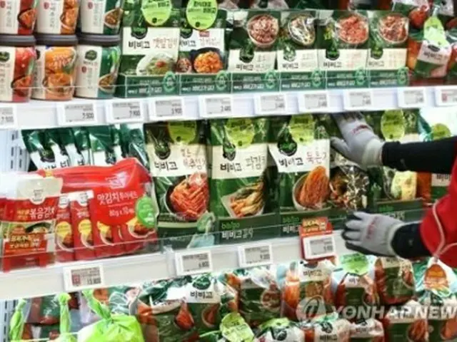 ソウル市内のスーパーに並ぶキムチ（資料写真）＝（聯合ニュース）