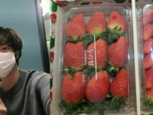 人気シェフのイ・ヨンボク、「BTS（防弾少年団）」のJINからのイチゴのプレゼントに感動「夜遅く家に届けに来てくれた」（画像提供:wowkorea）