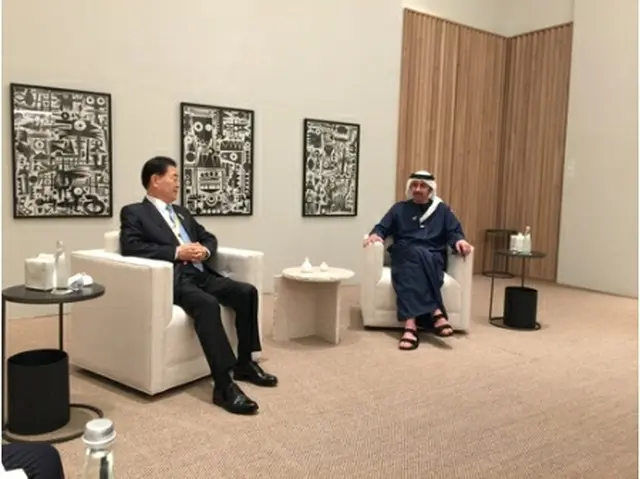 鄭義溶外交部長官（左）はＵＡＥのアブドラ外務・国際協力相とドバイで会談した（外交部提供）＝（聯合ニュース）≪転載・転用禁止≫