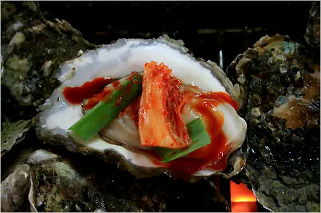 蒸しガキを食べていたところ1.3cmの紫色に輝く真珠を発見＝韓国慶尚南道（画像提供:wowkorea）