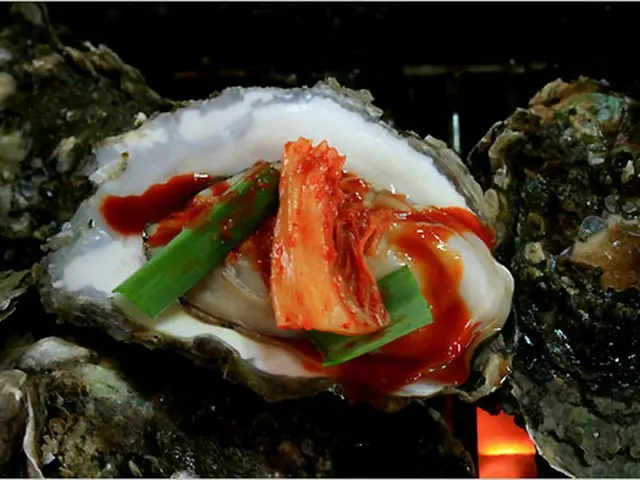 蒸しガキを食べていたところ1.3cmの紫色に輝く真珠を発見＝韓国慶尚南道（画像提供:wowkorea）