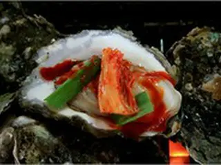 蒸しガキを食べていたところ1.3cmの紫色に輝く真珠を発見＝韓国慶尚南道