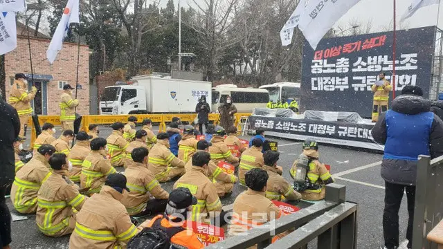 「これ以上死者を出したくない」…防火服を着た消防士たち、大統領府前に集結＝韓国報道（画像提供:wowkorea）