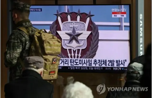 韓国・ソウル駅で17日、北朝鮮のミサイル発射に関するニュースを見る市民＝（聯合ニュース）