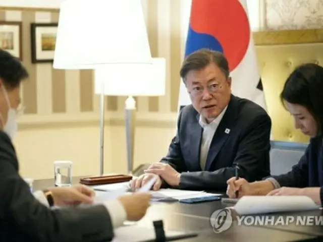 文大統領はドバイのホテル内の会議室で、アブダビのムハンマド皇太子と電話で会談した＝17日、ドバイ（聯合ニュース）
