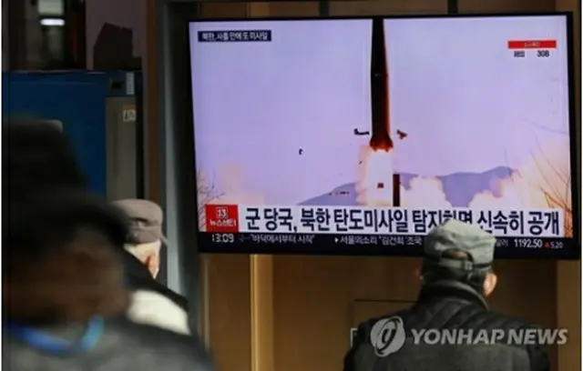 １７日、ソウル駅で北朝鮮のミサイルに関するニュースを見る市民＝（聯合ニュース）