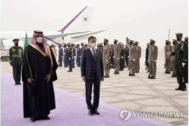 歓迎式典に出席した文大統領（前列右）とムハンマド皇太子（同左）＝１８日、リヤド（聯合ニュース）