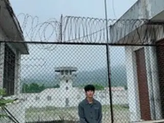 俳優キム・スヒョン、ドラマ「ある日」の撮影現場オフショットを公開…囚人服姿でカメラを見つめるまなざし