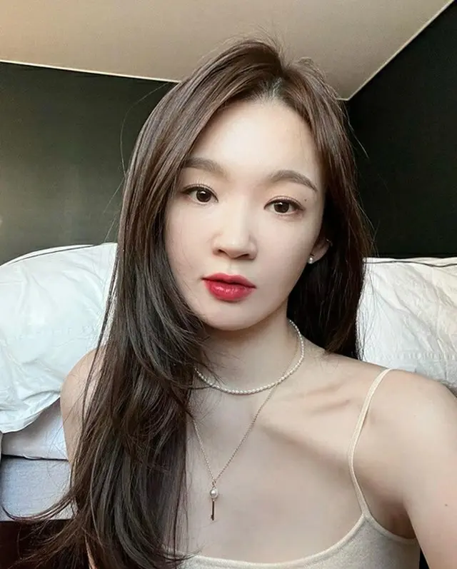 女性デュオ「DAVICHI（ダビチ）」のメンバーカン・ミンギョンが愛らしいビジュアルを披露した。（画像提供:wowkorea）