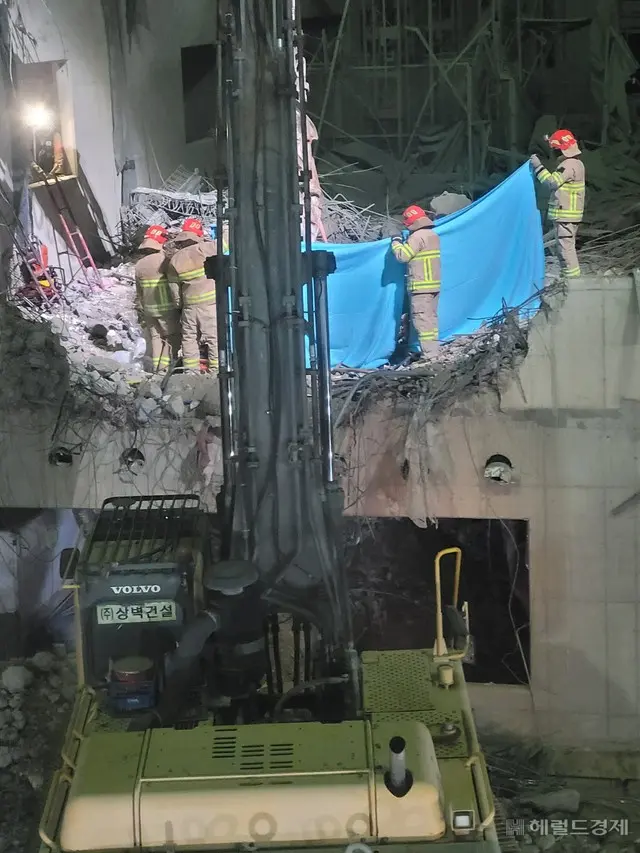 崩壊事故のマンション、行方不明者捜索のための補強作業を再開…「崩壊の危険」タワークレーンを解体へ＝韓国・光州（画像提供:wowkorea）