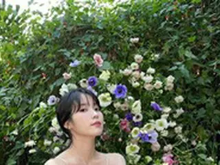 歌手IUがSNSで写真を公開…「アイボリーが似合う私」