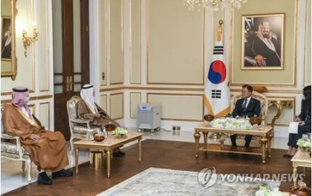 ＧＣＣのナーイフ・アル・ハジュラフ事務局長と会談する文大統領（右）＝１９日、リヤド（聯合ニュース）