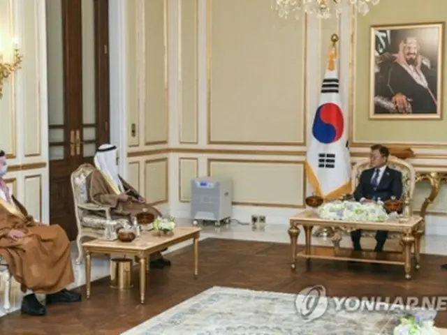 ＧＣＣのナーイフ・アル・ハジュラフ事務局長と会談する文大統領（右）＝１９日、リヤド（聯合ニュース）
