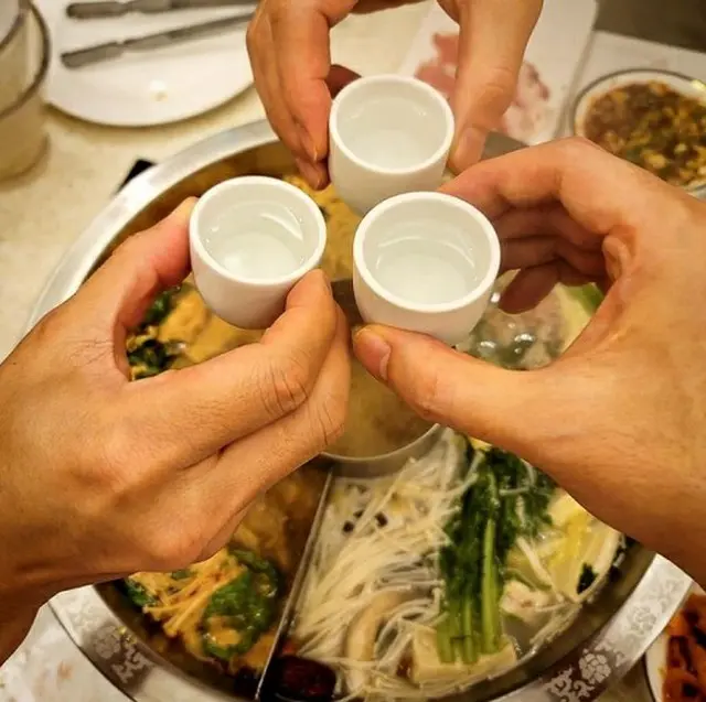「SHINHWA」アンディとエリック、結婚前の祝い酒？…「火鍋もぐもぐ」で乾杯（画像提供:wowkorea）