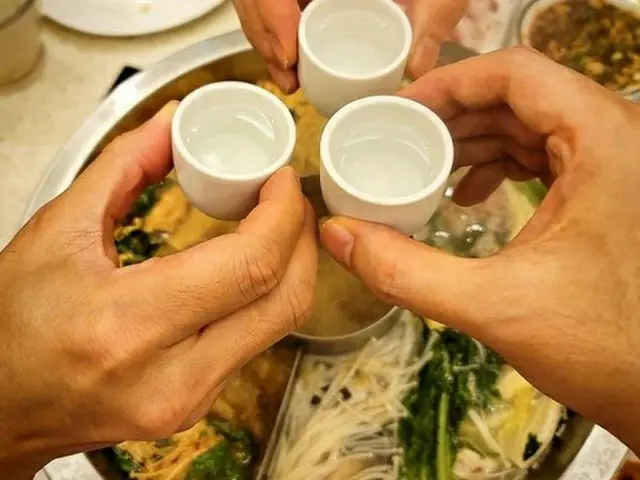 「SHINHWA」アンディとエリック、結婚前の祝い酒？…「火鍋もぐもぐ」で乾杯（画像提供:wowkorea）