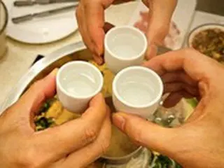 「SHINHWA」アンディとエリック、結婚前の祝い酒？…「火鍋もぐもぐ」で乾杯