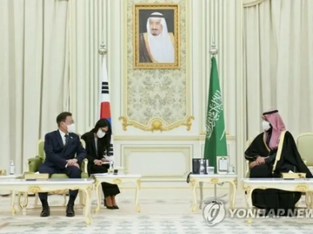 会談する文大統領（左）とサウジアラビアのムハンマド皇太子＝１８日、リヤド（聯合ニュース）