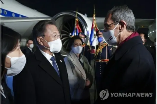 エジプトのカイロ国際空港に到着し、出迎えを受ける文大統領（左から2人目）＝19日、カイロ（聯合ニュース）