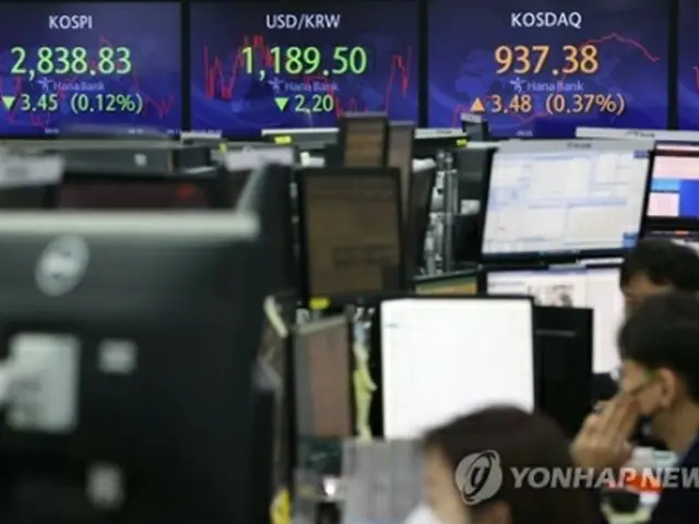 ハナ銀行本店のディーリングルーム＝２０日、ソウル（聯合ニュース）