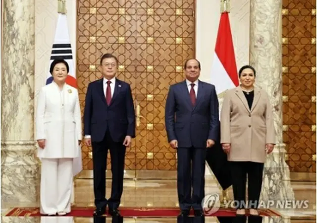 会談前に記念撮影する文大統領夫妻（左）とシシ大統領夫妻＝２０日、カイロ（聯合ニュース）