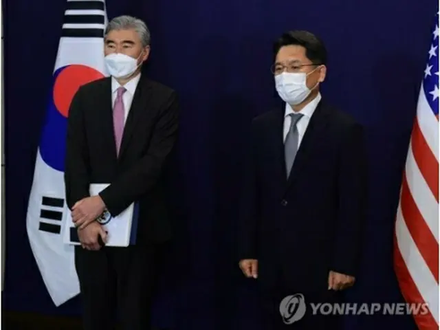 昨年6月、ソウルで協議を行った魯圭悳氏(右)とソン・キム氏=(聯合ニュース)