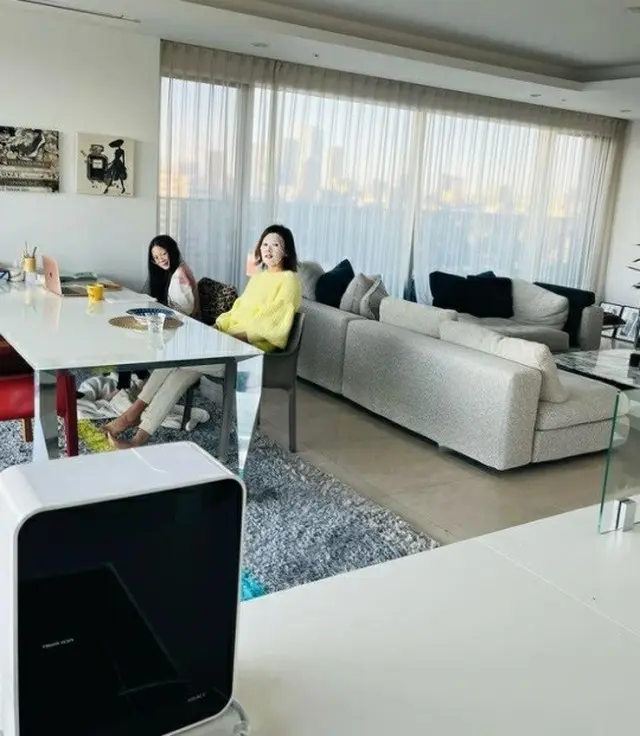 サランちゃん、日本でオンライン授業中…“ママ”SHIHOは隣で肌ケア（画像提供:wowkorea）