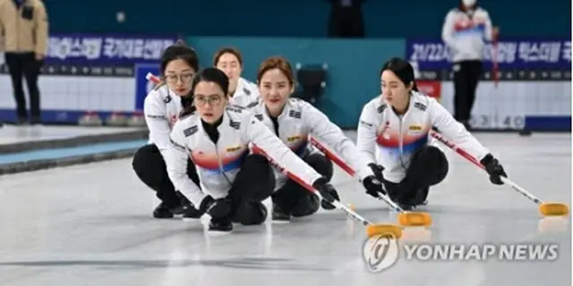 練習の様子を公開するカーリング女子韓国代表＝２１日、江陵（聯合ニュース）