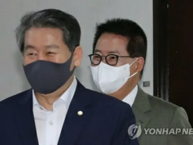 金ギョン侠委員長(左、資料写真)=(聯合ニュース)