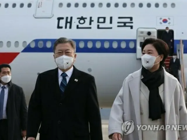 ３カ国訪問を終え、ソウル空港に到着した文大統領夫妻＝２２日、城南（聯合ニュース）
