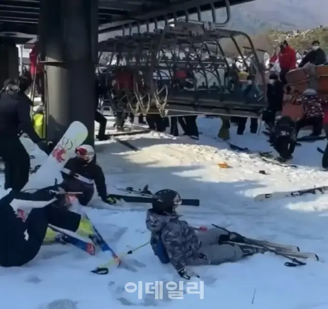 スキーリフト逆走事故…利用客はリフトから離れながら転倒し、子どもが負傷＝韓国京畿道（画像提供:wowkorea）