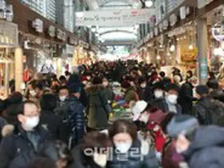 旧正月を前に活気あふれる市場=韓国
