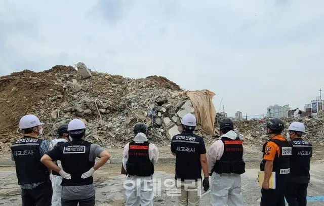 韓国光州、マンション崩壊事故…安全な救助活動のため上層部大型型枠（RCSフォーム）除去（画像提供:wowkorea）