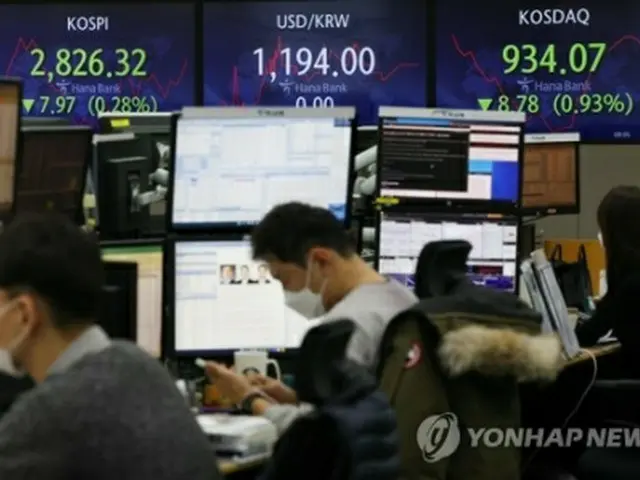 ハナ銀行本店のディーリングルーム＝２４日、ソウル（聯合ニュース）