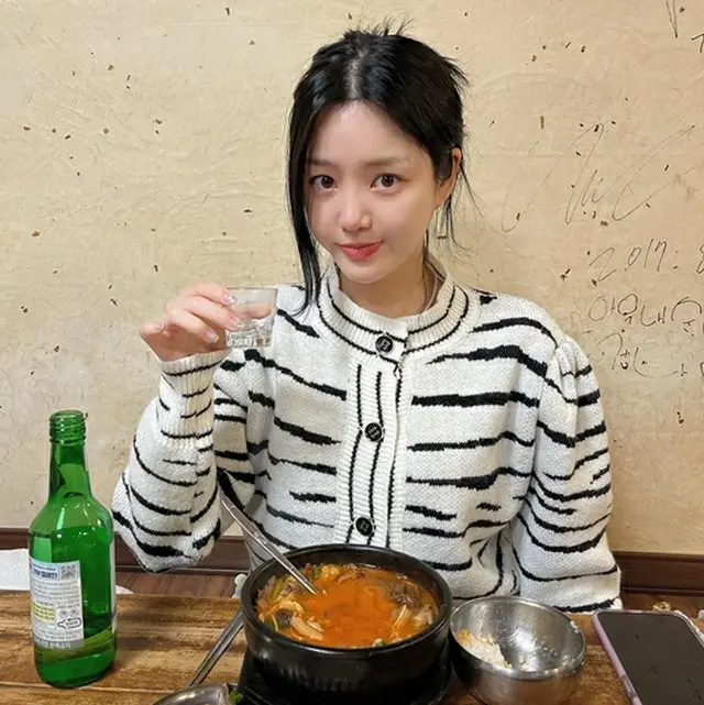 女優イ・ユビ、仕事終わりの一杯？焼酎片手に「まだ酔ってない」（画像提供:wowkorea）