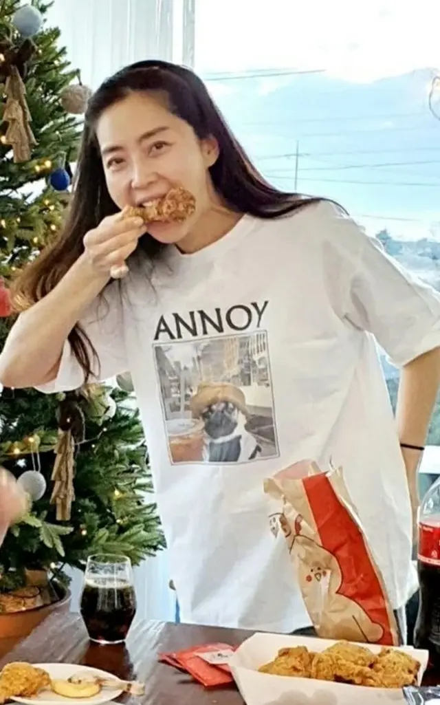 女優ソン・ユナ、チキンにかぶりつく天真らんまんな姿1（画像提供:wowkorea）