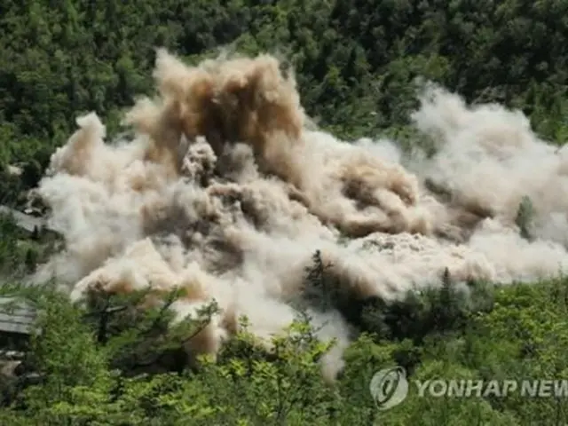 １８年５月、爆破される豊渓里の核実験場＝（聯合ニュース）