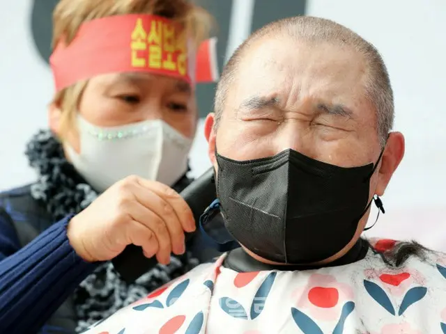 自営業者299人が「涙の剃髪式」で政府に訴え、コロナで破産宣言＝韓国（画像提供:wowkorea）