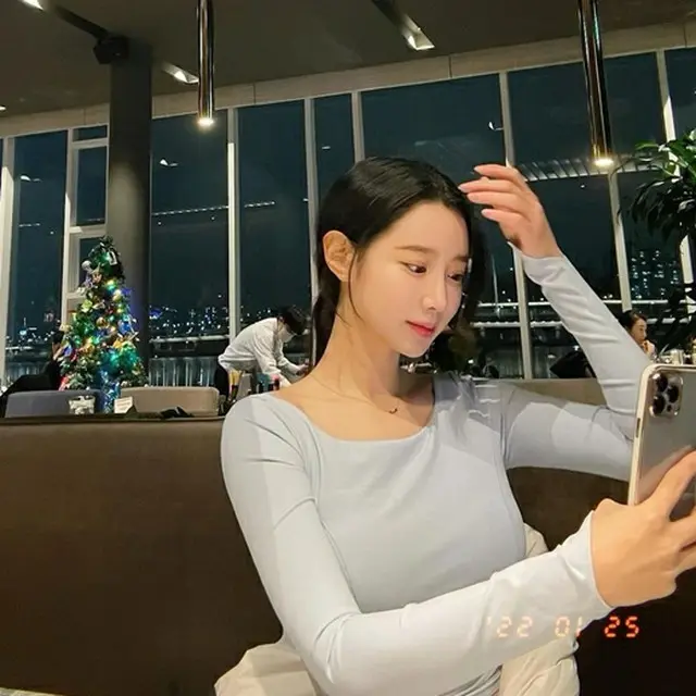 歌手兼女優チョヒョンが清純さとセクシーな魅力を同時に誇り、多彩な魅力を披露した。（画像提供:wowkorea）