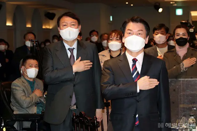 韓国次期大統領選候補の尹錫悦氏（左）と安哲秀氏（画像提供:wowkorea）